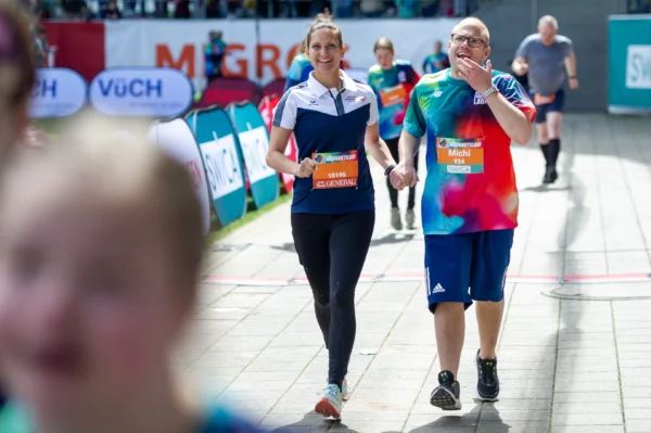 Zwei Menschen laufen zusammen und lachen