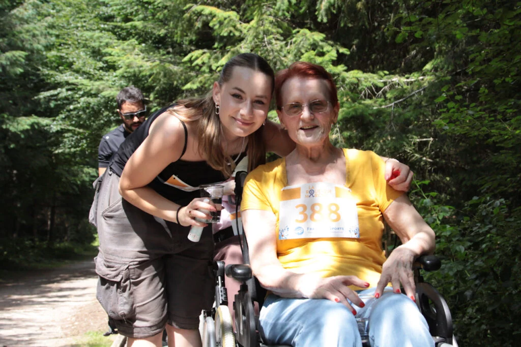 Zwei Frauen mit und ohne Rollstuhl