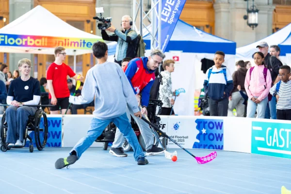 Zwei Menschen am Unihockey spielen
